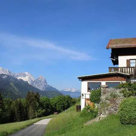 Pfeiffer Alm mit Blick auf die Zugspitze-2